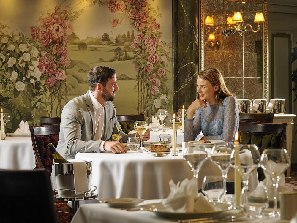 The Rose Hotel トラリー エクステリア 写真